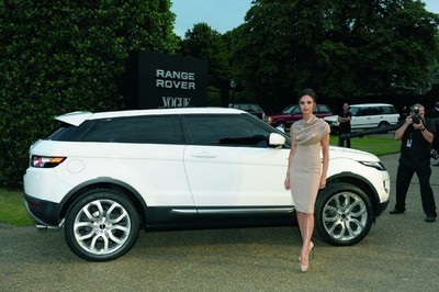 Victoria Beckham, neue Kreativ-Designdirektorin für Range Rover, vor dem Evoque.