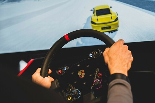 Virtual Roads: Timo Bernhard im Simulator nach der Aufzeichnung der Strecke per Smartphone aus dem Porsche 718 Cayman GT4 RS heraus.