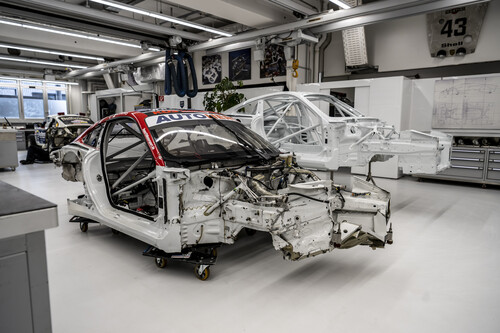 Wiederaufbau des verunfallten DTM-Siegerwagens Porsche 911 GT3 R von 2022: Die Reste des Originalfahrzeugs vor dem neuen Chassis.