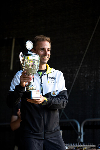 11. Opel-Firmenlauf: Markenchef Florian Huettl mit einem Siegerpokal.