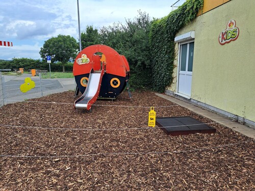 Abgesperrter Spielplatz an der Rastanlage Wetterau West an der A5/ Hessen.