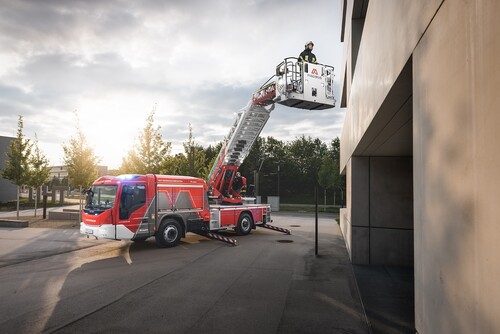 Auch Feuerwehrfahrzeuge wie diese Drehleiter von Magirus müssen regelmäßig zur Hauptuntersuchung.