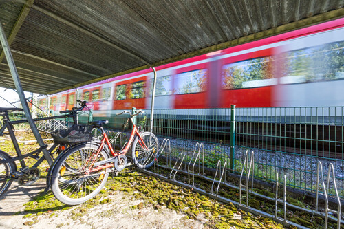 Beispiel für eine schelcht ausgestattete Bike+Ride-Anlage.