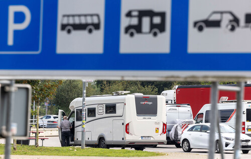 Beschilderung des Parkplatzes für Campingfahrzeuge an einer Rastanlage.