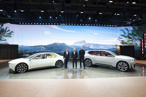 BMW in Paris 2024: Vorstand Jochen Goller und Designer Adrian von Hooydonk sowie Vincent Salimon (BMW France) mit den beiden Visionsfahrzeugen der für 2025 geplanten Neuen Klasse.