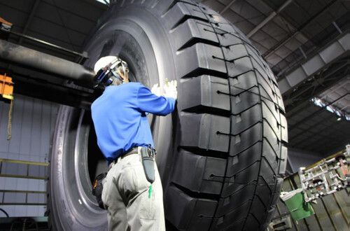 Bridgestone produziert im Werk Kitakyushu Bergbau- und Baufahrzeugreifen.