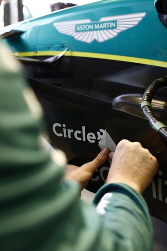 Das „Circle8“-Logo wird auf einem Aston Martin AMR 24 angebracht.