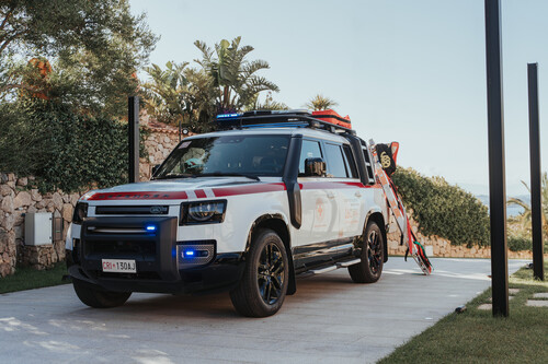 Defender im Einsatz für Rotes Kreuz Italien.