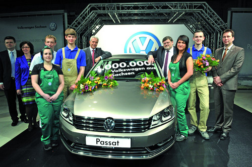 Der viermillionste Volkswagen aus Zwickau: Der sächsische Ministerpräsident Stanislaw Tillich (6.v.l.) gratulierte zum Jubiläum. Arbeitsdirektor und Personalgeschäftsführer Arne Meiswinkel (links), Karin Sonnenmoser, Geschäftsführerin Finanz und Controlling (2.v.l.), Hans-Joachim Rothenpieler, Sprecher der Geschäftsführung (4.v.r.) und Jens-Peter Templin, stellvertretender Betriebsratsvorsitzender (rechts), freuen sich gemeinsam mit den fünf besten Auszubildenden.