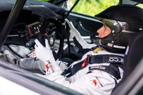 Der zweimalige Rallye-Weltmeister Miki Biasion testet den Lancia Ypsilon Rally 4 HF.