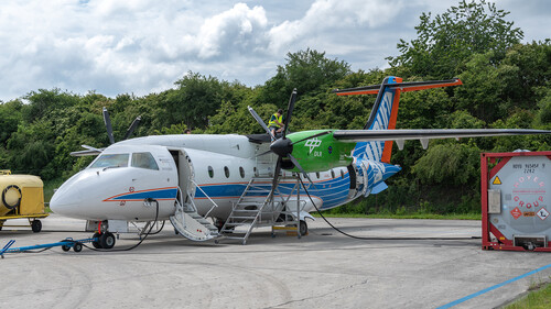 DLR-Forschungsflugzeug D328 Uplift während der Betankung mit synthetischem Kraftstoff.