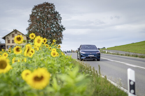 Ein achtköpfiges Fahrerteam legte in der Schweiz mit einem VW ID 7 Pro S mit einer Batterieladung 794 Kilometer zurück.