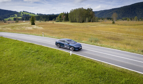 Ein achtköpfiges Fahrerteam legte in der Schweiz mit einem VW ID 7 Pro S mit einer Batterieladung 794 Kilometer zurück.