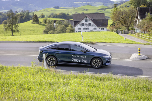 Ein achtköpfiges Fahrerteam legte in der Schweiz mit einem VW ID 7 Pro S mit einer Batterieladung 794 Kilometer zurück.