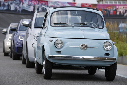 Fahrzeugparade zum 125-jährigen Bestehen von Fiat.