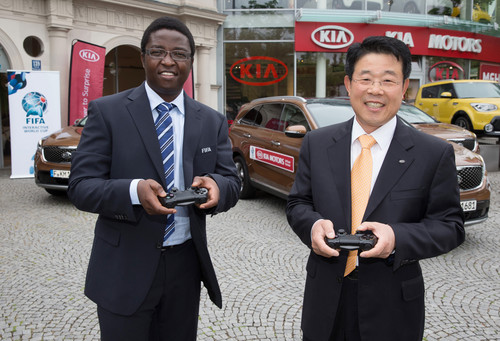 Fahrzeugübergabe für den „FIFA Interactive World Cup“ (v.l.) Solomon Mudege, Manager Marketing Alliances der FIFA, und Jin Ha Kim, Geschäftsführer und Präsident von Kia Deutschland.