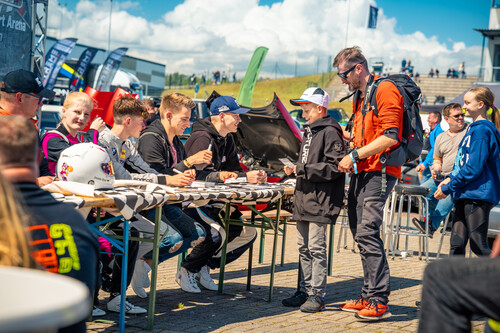 Fast Car Festival 2024 in der Motorsport-Arena Oschersleben: Autogrammstunde.