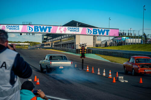 Fast Car Festival 2024 in der Motorsport-Arena Oschersleben: Rennen über die achtel Meile.