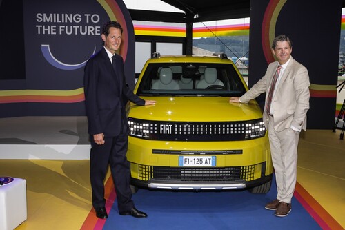 Fiat-Chef Olivier Francois (rechts) und Stellantis-Aufsichtsratsvorsitzender John Elkann präsentieren den Fiat Grande Panda.