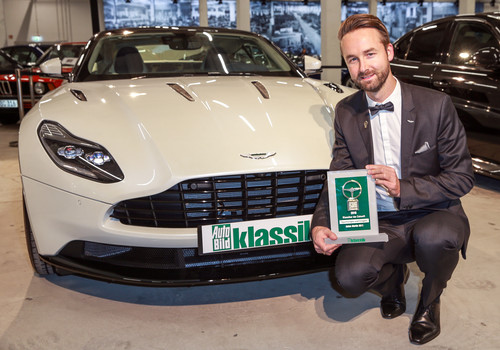 „Goldenes Klassik-Lenkrad 2016“: Bastian Schäfer,Marketing and Communication Manager Europe, vor dem Aston Martin DB11.