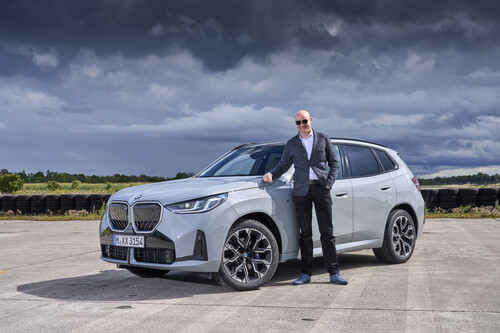 Jens Meiners am BMW X3.