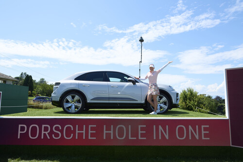 Jodi Ewart Shadoff gewann beim Golfturnier in Évian-les-Bains den von Porsche ausgelobten Hole-in-One-Preis: einen Macan Turbo Electric in Eisgraumetallic.