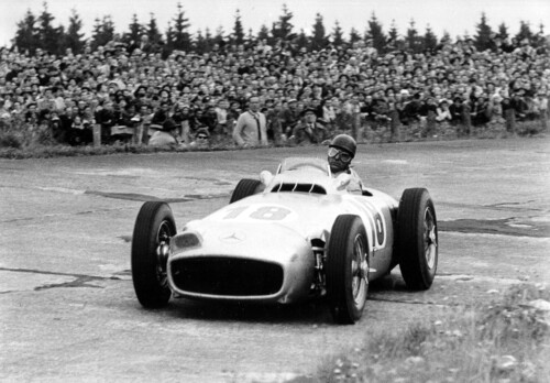 Juan Manuel Fangio in einem Mercedes-Benz W 196 R mit freistehenden Rädern beim Großer Preis von Deutschland am 1. August 1954.