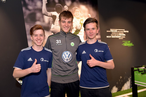 Junior-Coaches des NFV: Luca Haber (links) und Lennart Brandenburg aus Heiligendorf mit VfL-Innenverteidiger Robin Knoche in der VfL-FußballWelt.