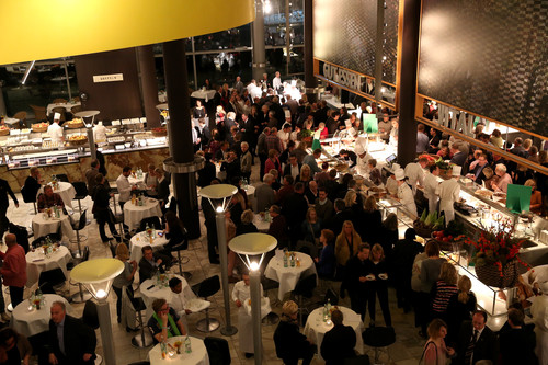 Kulinarischer Abend der Autostadt: Sofort dicht umlagert – die Probierstationen im Restaurant &quot;Lagune&quot;.