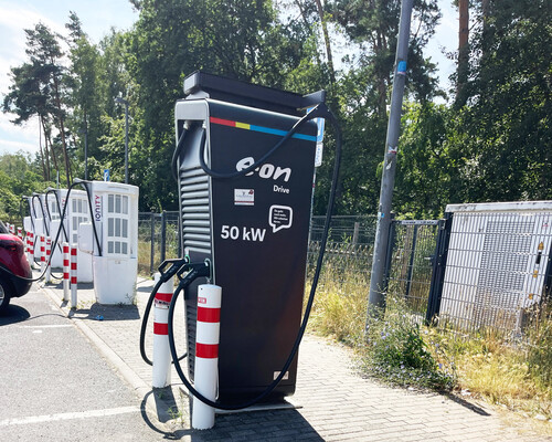 Ladesäule mit 50 kW an der Rastanlage Weiskirchen an der A 3.