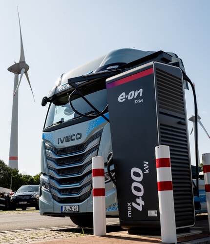 Ladestation von Eon für E-Lkw im Hamburger Hafen. 