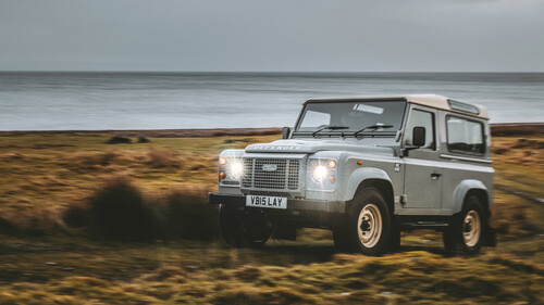 Land Rover Classic Defender Works V8, Sondermodell „Islay Edition“ (2023).