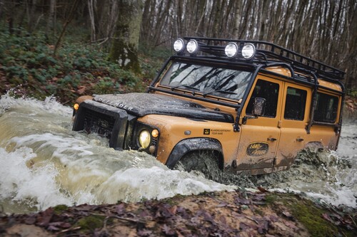 Land Rover Classic Defender Works V8 Trophy (2021).