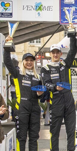 Luca Pröglhöf und Co-Pilotin Christina Ettel sicherten sich mit dem zweiten Platz bei der Rallye Coeur de France vorzeitig den Titelgewinn im „ADAC Opel Electric Rally Cup 2024“. 