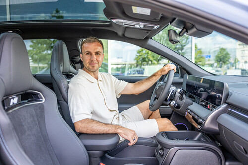 Mario Götze in seinem Hyundai Ioniq 5 N.