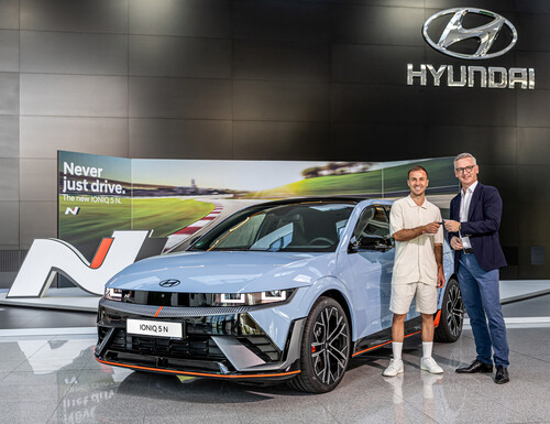 Mario Götze nimmt seinen Hyundai Ioniq 5 N von Deutschland-Chef Ulrich Mechau in Empfang.