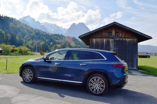 Mercedes EQS 450+ SUV in Garmisch-Partenkirchen mit der Zugspitze im Hintergrund.