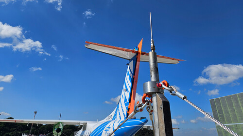 Messsonde hinter dem DLR-Forschungsflugzeug D328 Uplift.