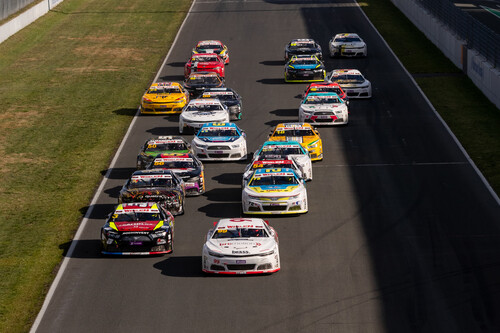 Nascar-Starterfeld in der Motorsport Arena Oschersleben.