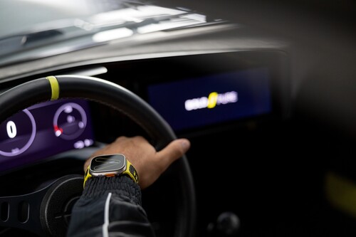 Opel und Bandwerk bringen für Apple-Uhren eine Serie exklusiver Armbänder im Manta-Style heraus, die aus upcycelten Original-Sitzbezügen hergestellt werden.