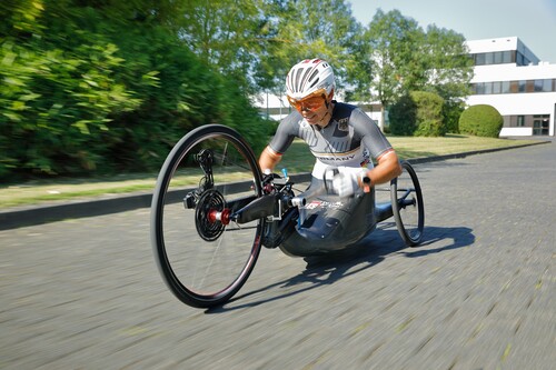 Para-Sportlerin Andrea Eskau in ihrem Handbike, das maßgeblich von Toyota mitentwickelt wurde. 