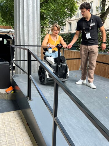 Para-Wintersportlerin Anna-Lena Forster nutzt ihre Zeit in Paris, um im inklusiven Toyota Mobility Park ausgiebig die dort ausgestellten Mobilitätslösungen auszuprobieren.