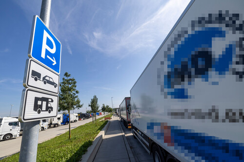 Parkplatzmangel an deutschen Autobahnen: Lkw nutzen die für Campingfahrzeuge und Pkw-Gespanne vorgesehnen Stellflächen.