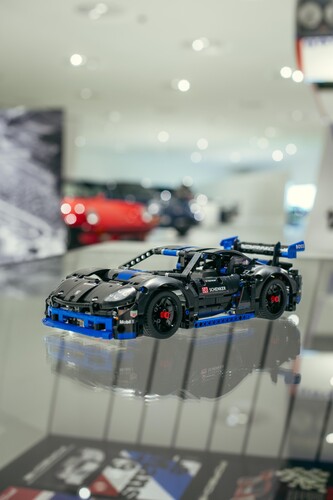 Porsche GT4 e-Performance als Lego-Technic-Modell.