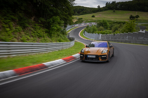 Porsche Panamera bei seiner Rekordrunde auf der Nürburgring-Nordschleife.