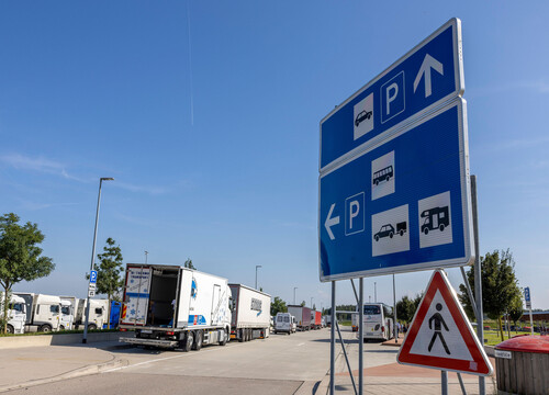 Rastanlage: Lastwagen stehen auf den Parkplätzen für Campingfahrzeuge.