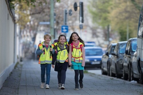 Schulkinder im Straßenverkehr.