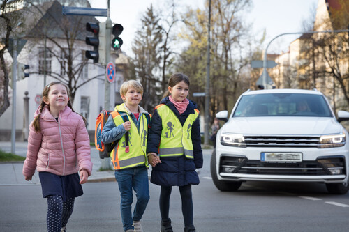 Schulkinder im Straßenverkehr.