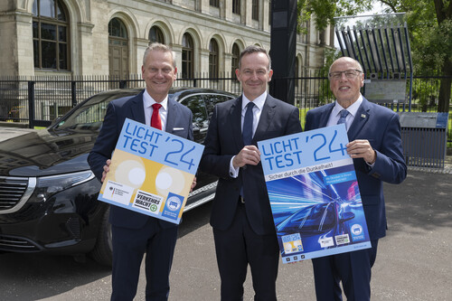 Stellen die Licht-Test-Plakette 2024 vor (von links): ZDK-Präsident Arne Joswig, Bundesverkehrsminister Volker Wissing und DVW-Präsident Kurt Bodewig.