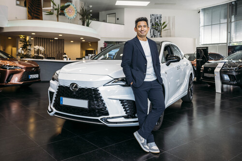 Sternekoch und Markenbotschafter Tohru Nakamura mit seinem neuen Lexus RX 500h Performance-Hybrid.